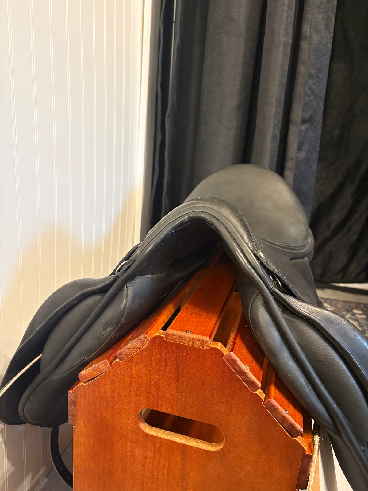 Mystic Dressage saddle by Smith-Worthington 17.5wide